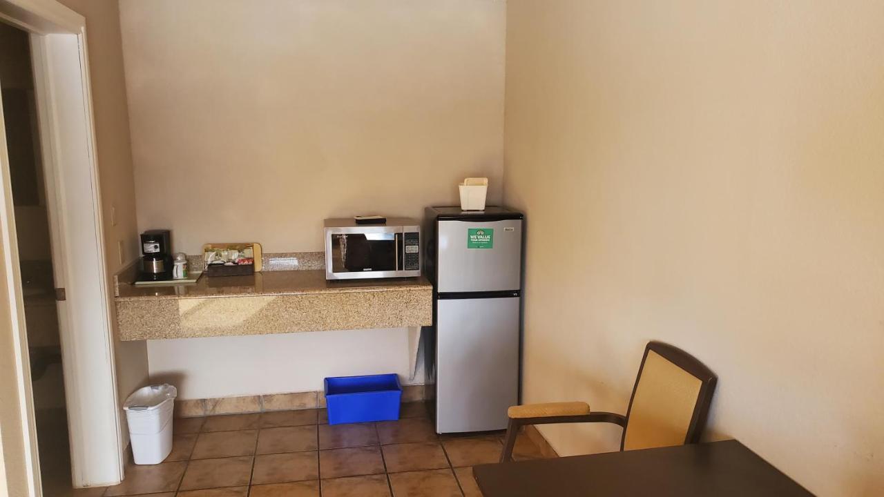 Shoreside Inn & Suites Wabamun Екстериор снимка