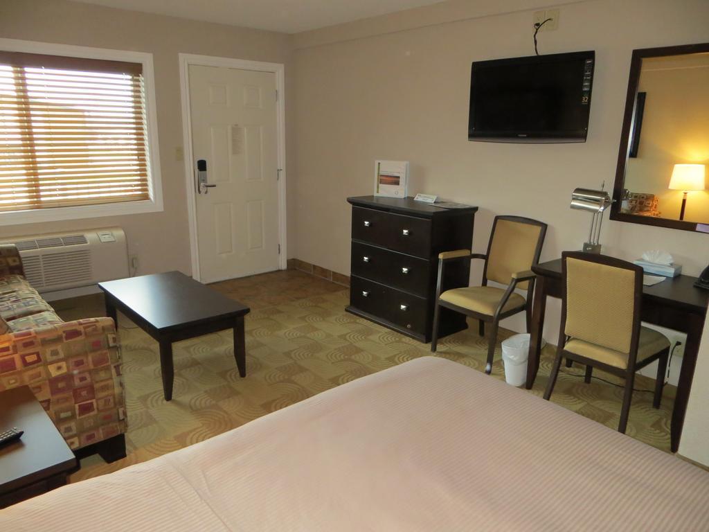 Shoreside Inn & Suites Wabamun Екстериор снимка