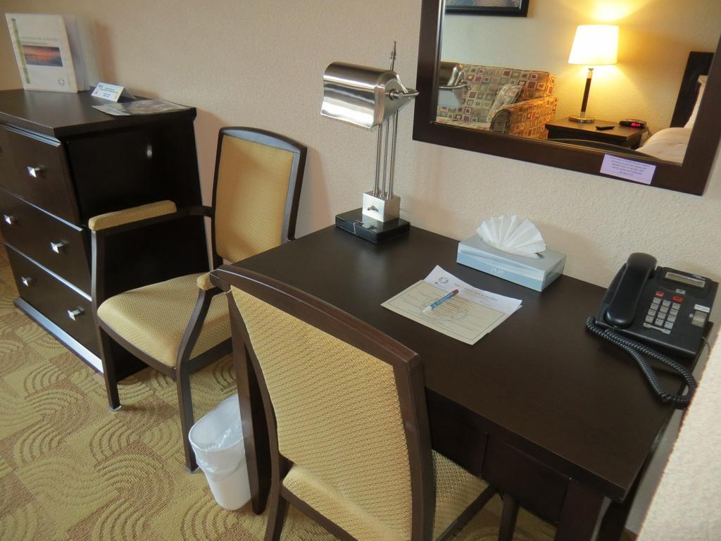 Shoreside Inn & Suites Wabamun Стая снимка