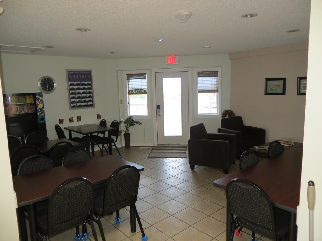 Shoreside Inn & Suites Wabamun Екстериор снимка