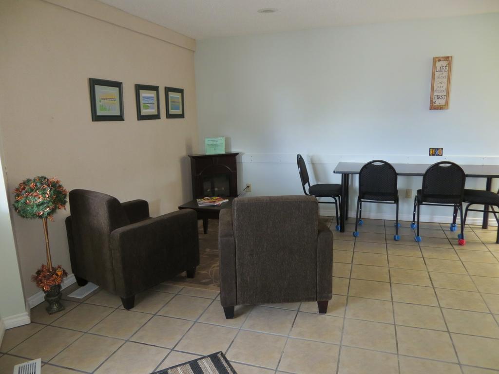 Shoreside Inn & Suites Wabamun Екстериор снимка